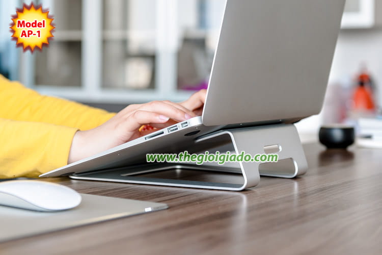 Giá đỡ Laptop trên bàn làm việc